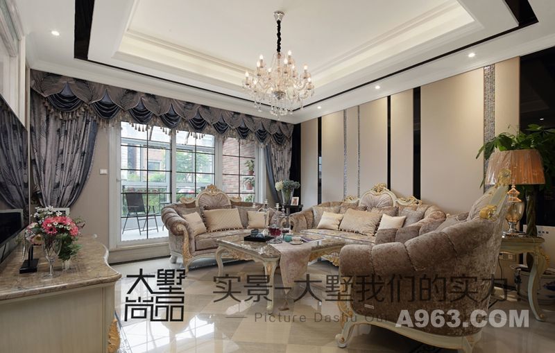 布艺沙发和欧式的软饰搭配，使整个空间贵气感十足，且很好的诠释了浪漫轻松的家居氛围。