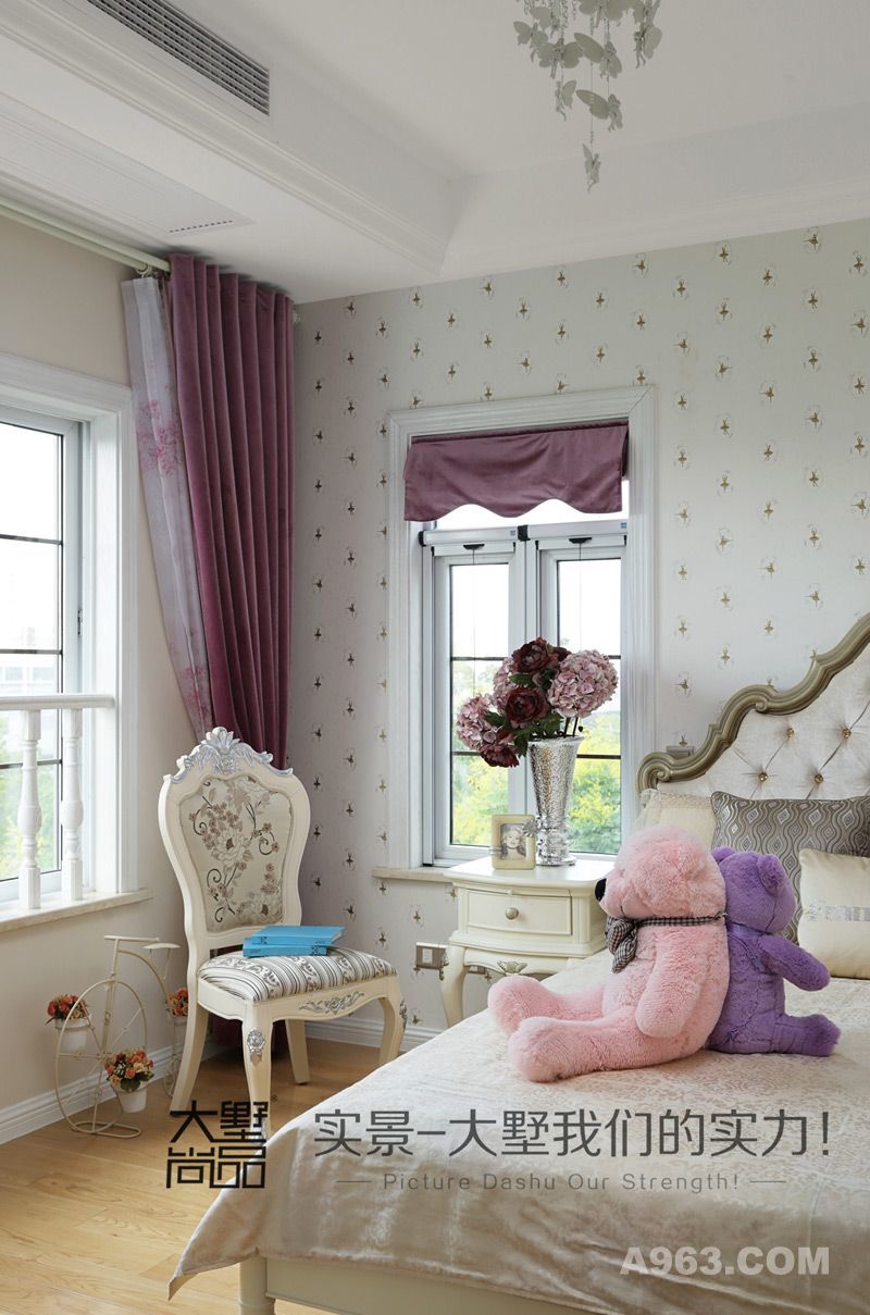 女儿房打破原有格局，做成套房的形式，采用雪弗板做隔断，配以白色欧式家具，天鹅湖图案墙纸与紫色窗帘营造出温馨自在的感觉。