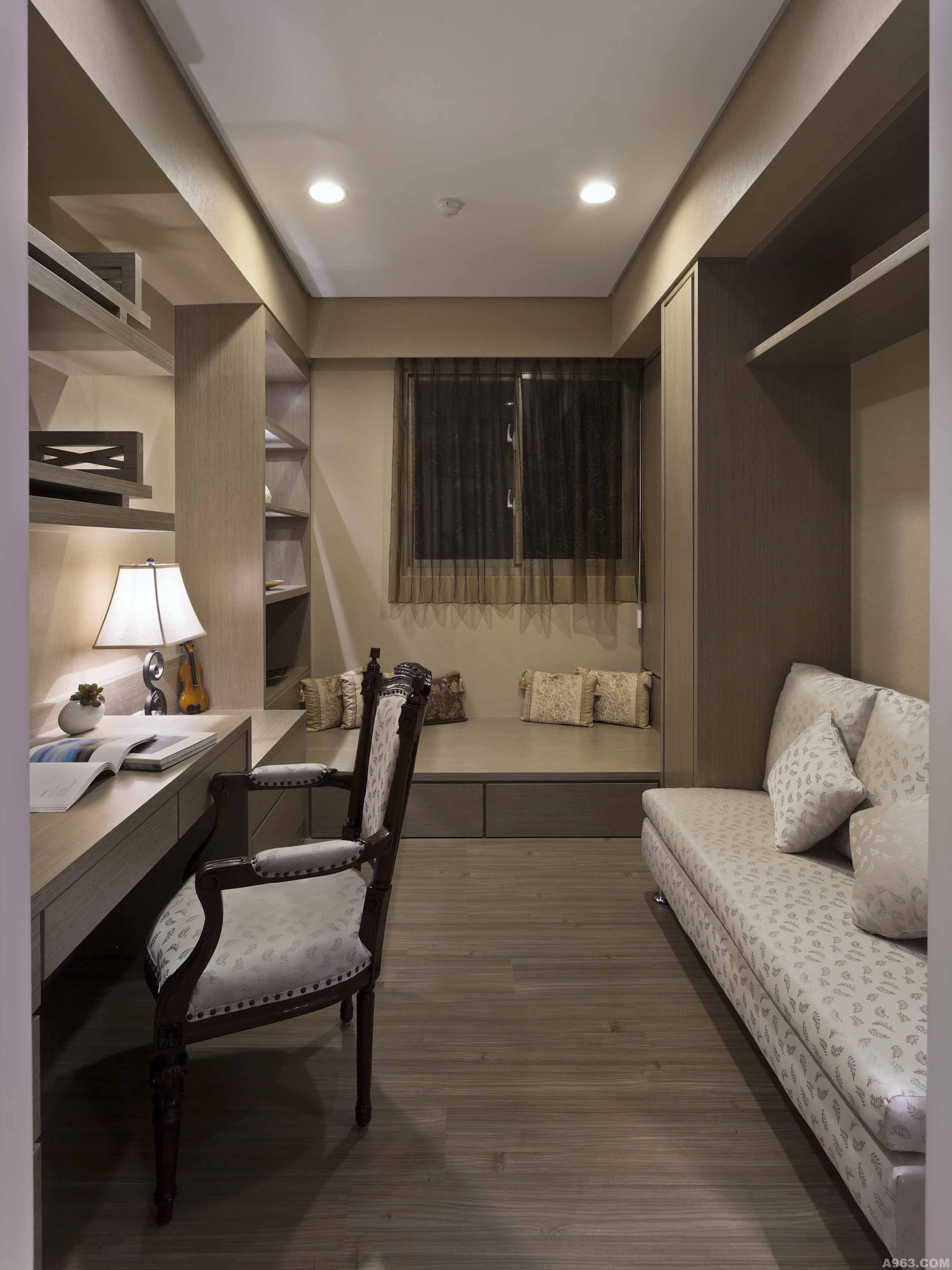 書房的休憩區單人床座底下可上掀的收納設計，讓居住者擁有充足的
收納空間。