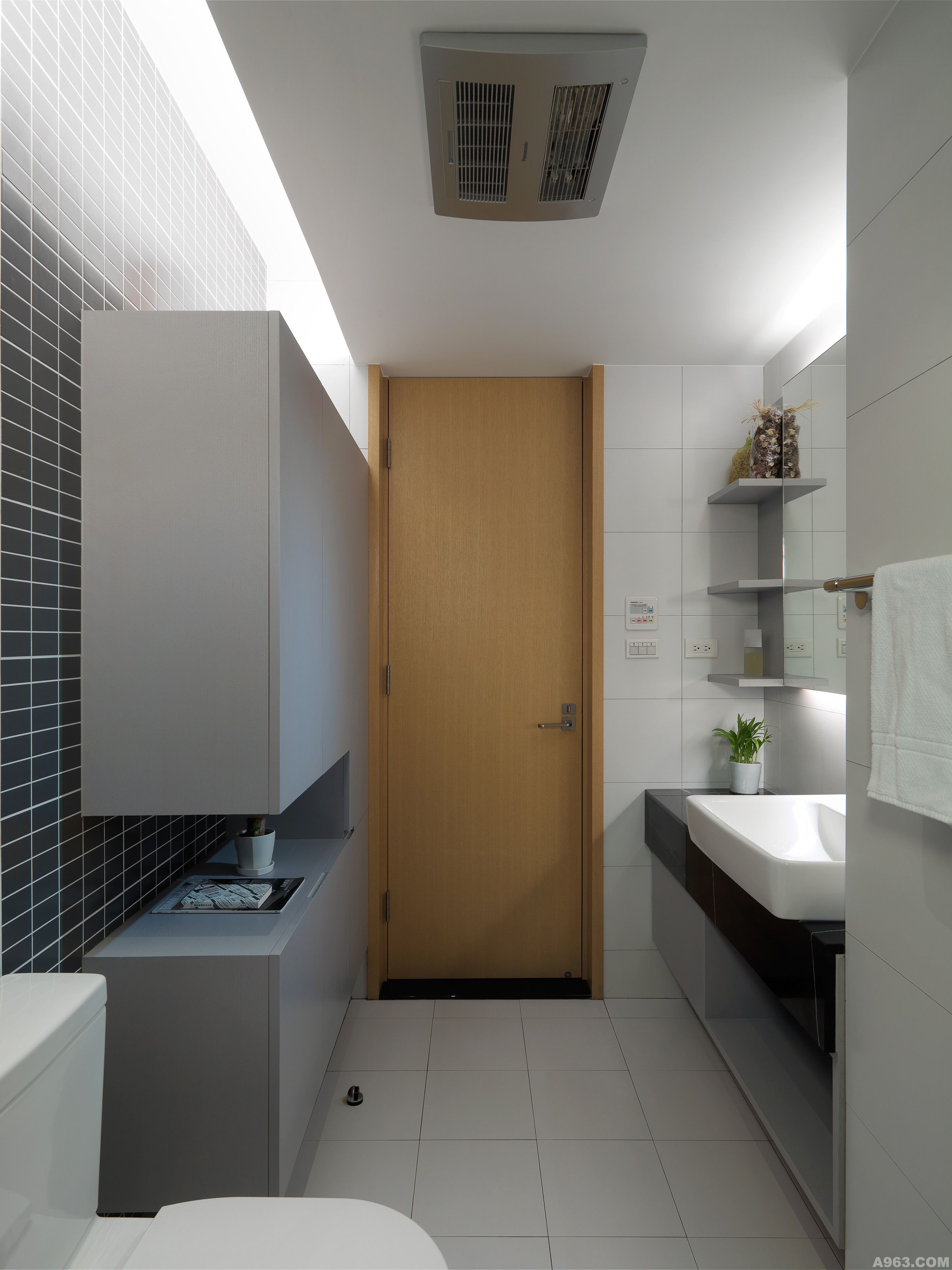 在浴室的處理，設計師採用明亮的白灰色系搭配，讓空間顯得乾淨與清爽