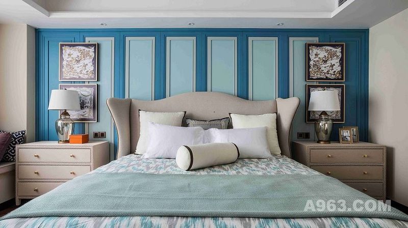 主卧室延续知性优雅的格调，其中加入香槟色和孔雀蓝等女性化色彩氛围。