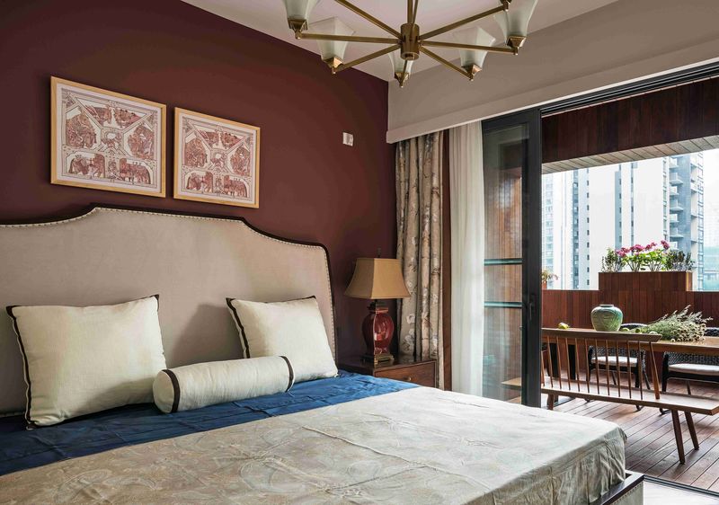 次卧与客厅色系一致，大面积深棕色甚为雅致。