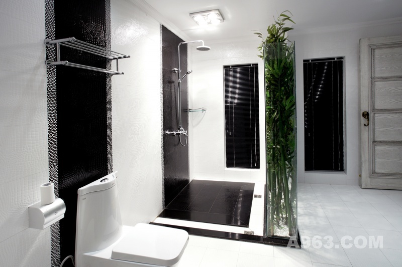 东方王榭5
主卫间的淋浴隔断是另一个特点，用玻璃做开敝式淋浴隔断，内夹竹子让卫生间生机盎然。