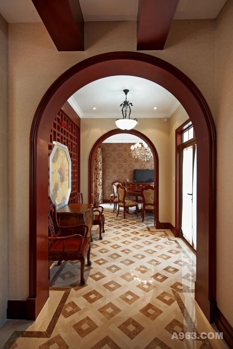 连续的拱廊，带出延伸的透视感，实木家具与欧式空间的结合，大气典雅而有品质。