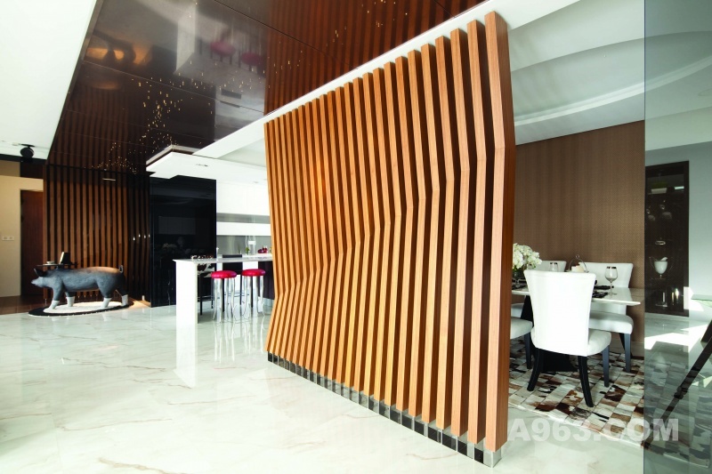 走廊
使用折角木格柵作為玄關與廚房的空間劃分，透過木格柵讓光影錯落有秩，塑造舒適的空間。客廳與餐廳中間的淡金色不銹鋼天化置入銀河般的光簽，製造浪漫。
