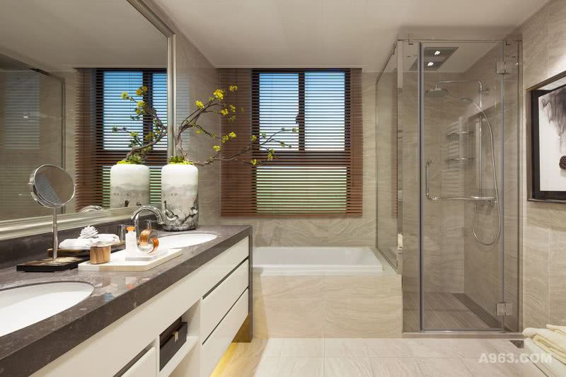 主浴室--木纹石材萦绕空间四维，洗漱台面深色点睛，沉稳大气而不失时尚。
 
