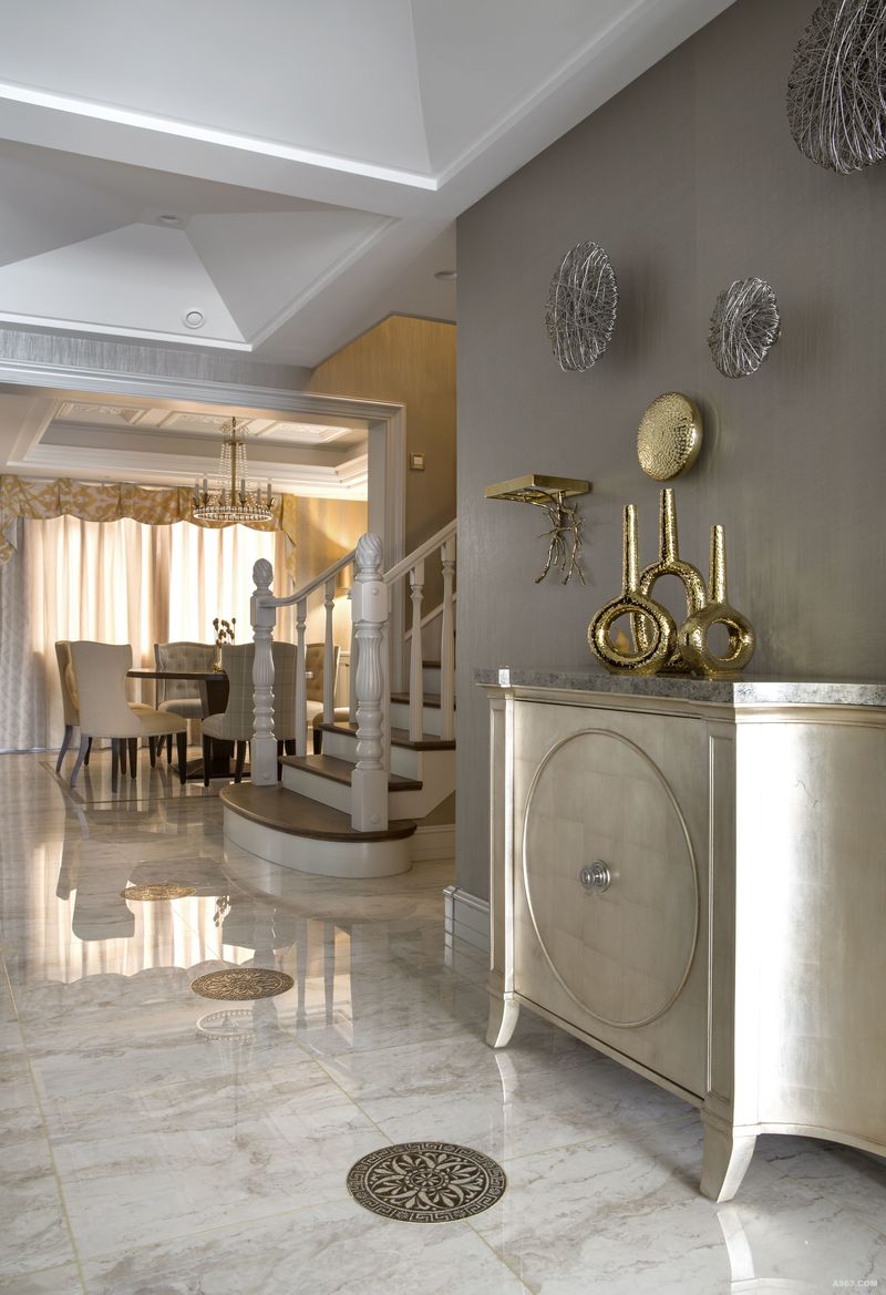 【门厅】在原色调的基础上，以金色作点缀，简约时尚，统一的地面、简洁的拼花，不分割空间，视觉上更显宽阔干净。