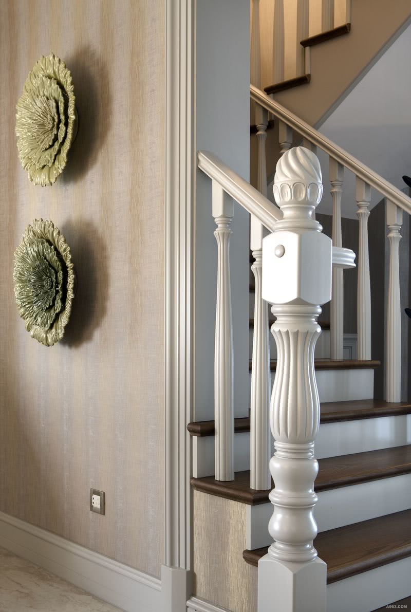 【楼梯】木色的地板搭配白色的扶手，是经典质感的搭配，既有现代感，同时充满了古典的韵味。