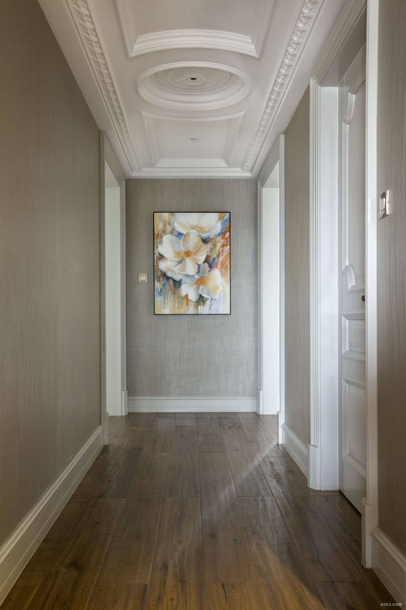 【走廊】简洁的色彩关系营造简洁的空间，略带古典气息的天花造型增加了经典感。