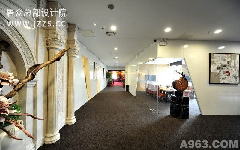 过道和VIP接待室的隔墙采用整齐的格局设计，打破单一，打破寂静的空。