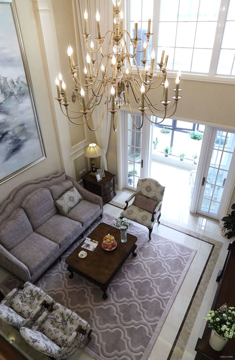 精致质感贯穿客厅，被吊饰柔化的光线，落在柔美曲线勾勒出家具上，将视线拉到更久远的过去。