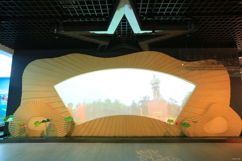 旅游文化发展规划厅入口，扇面艺术投影舒展开湘潭旅游的精美画卷。