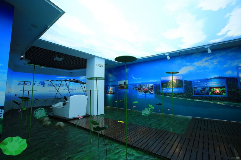 莲城如此多娇，观众还可VR虚拟驾驶游艇，在水府庙的万顷碧波中，畅享“人间瑶池”的醉美风光。 