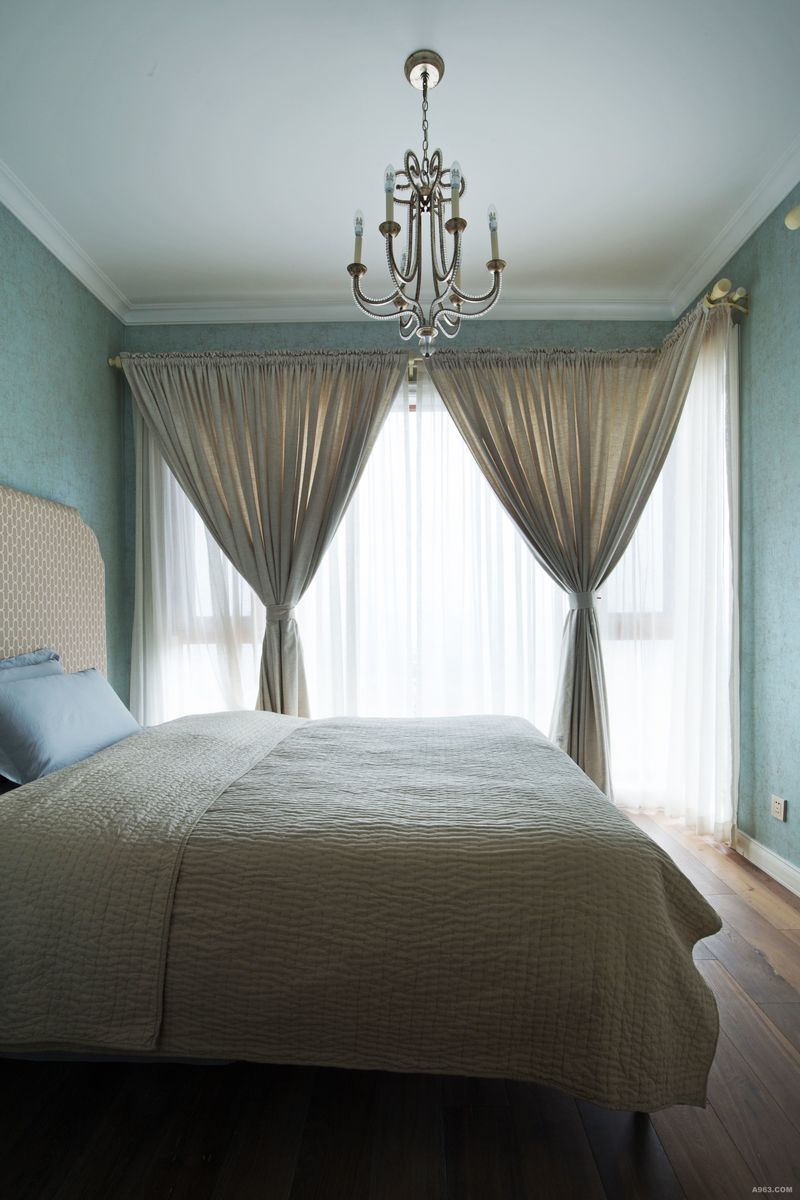 用“松石绿”色系的墙纸搭配米色、浅蓝色的家居饰品，清凉舒爽的氛围减轻了燥热带来的不适，