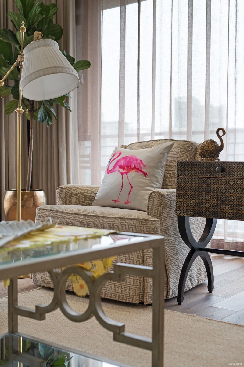 整个客厅在配色上选用的是以咖灰色系为主，以粉色、蓝色为点缀色的方案，着力去打造一个生动、浪漫、雅致、休闲的舒适空间。