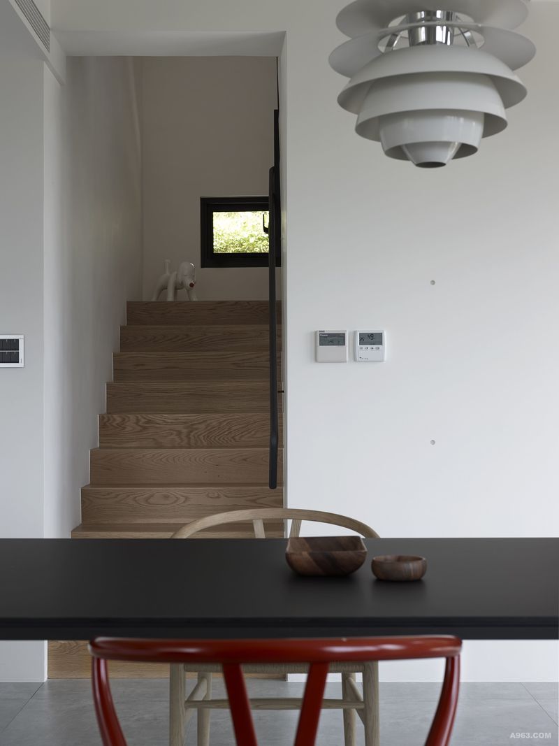 串連上下空間的樓梯軸線，也透過材質紋理，演繹靜謐宜人的氛圍。