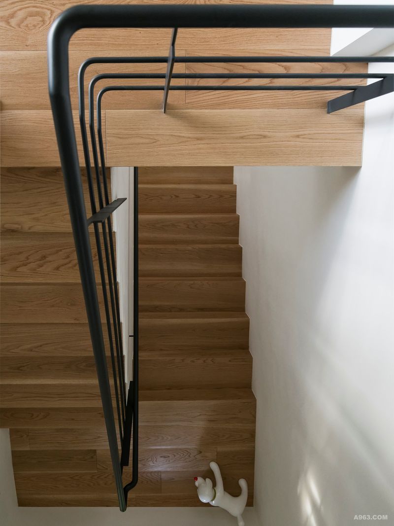 透過單純的線面表現，促成樓梯軸線完美的結構比例。