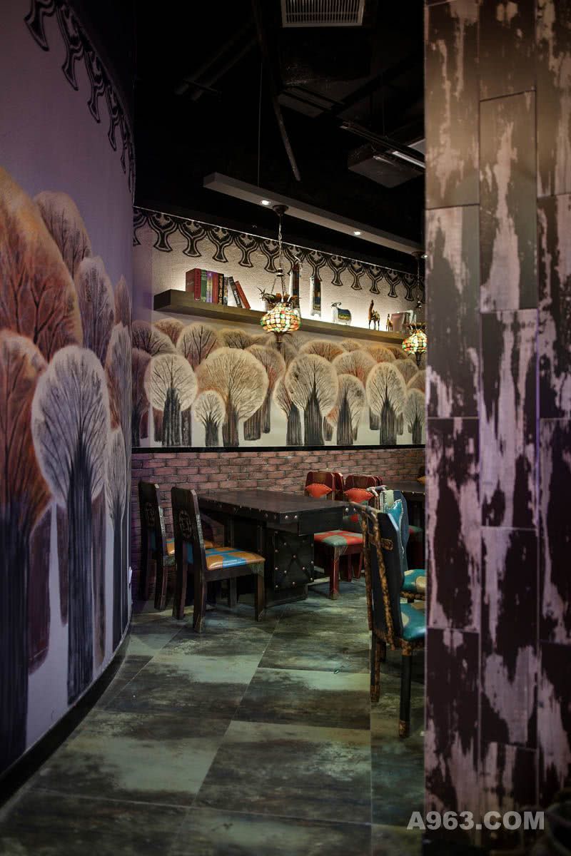 在新疆，胡杨林因其顽强的生命力而被赋予“大漠英雄树”的美称，人们甚至将其视为精神的象征，因此，设计师在入口的墙面上，选用了胡杨林作为手绘壁画的主题。