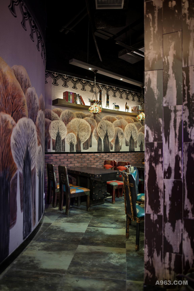  在新疆，胡杨林因其顽强的生命力而被赋予“大漠英雄树”的美称，人们甚至将其视为精神的象征，因此，设计师在入口的墙面上，选用了胡杨林作为手绘壁画的主题。
