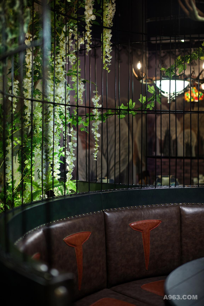  设计师用绿色室内景观填补了笼型桌与形象墙相靠形成的剩余空间，增加了绿植景观利用率。