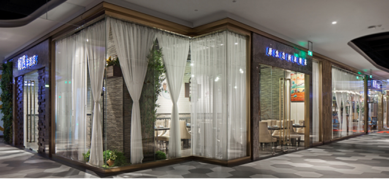 从店门外看餐厅里面，开阔敞亮的空间呈现出品质舒适的感觉。