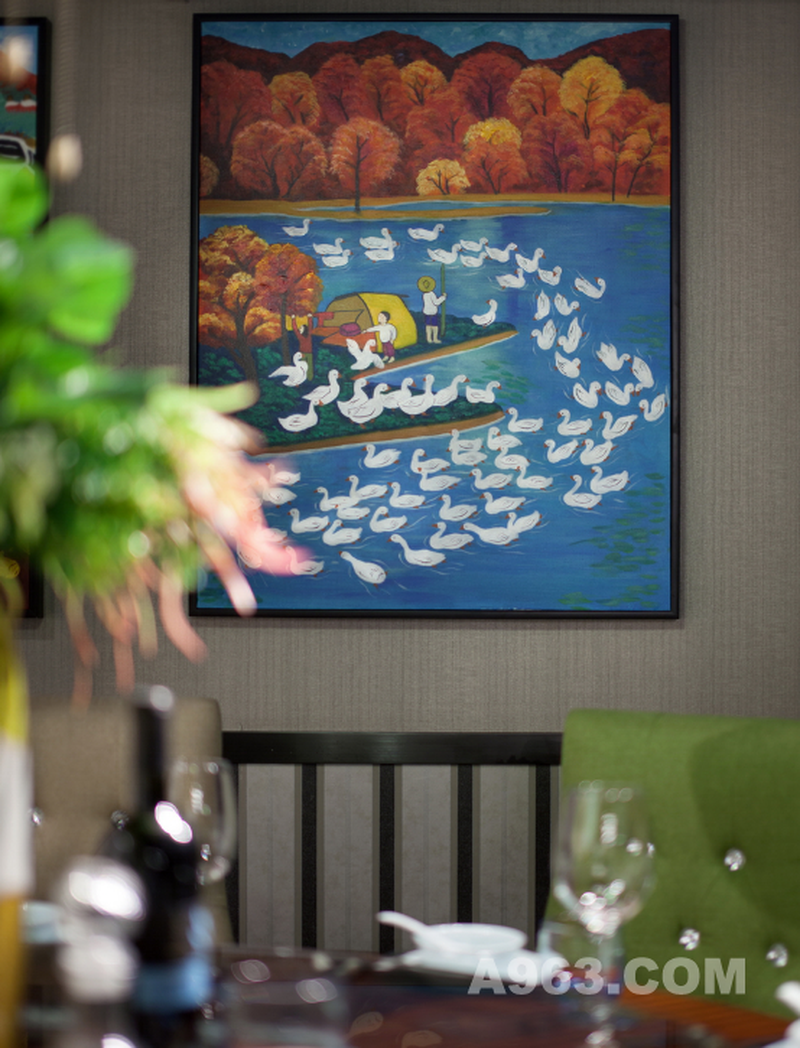 墙面挂画描绘农家水域放鹅的场景，质朴而具有生活气息。