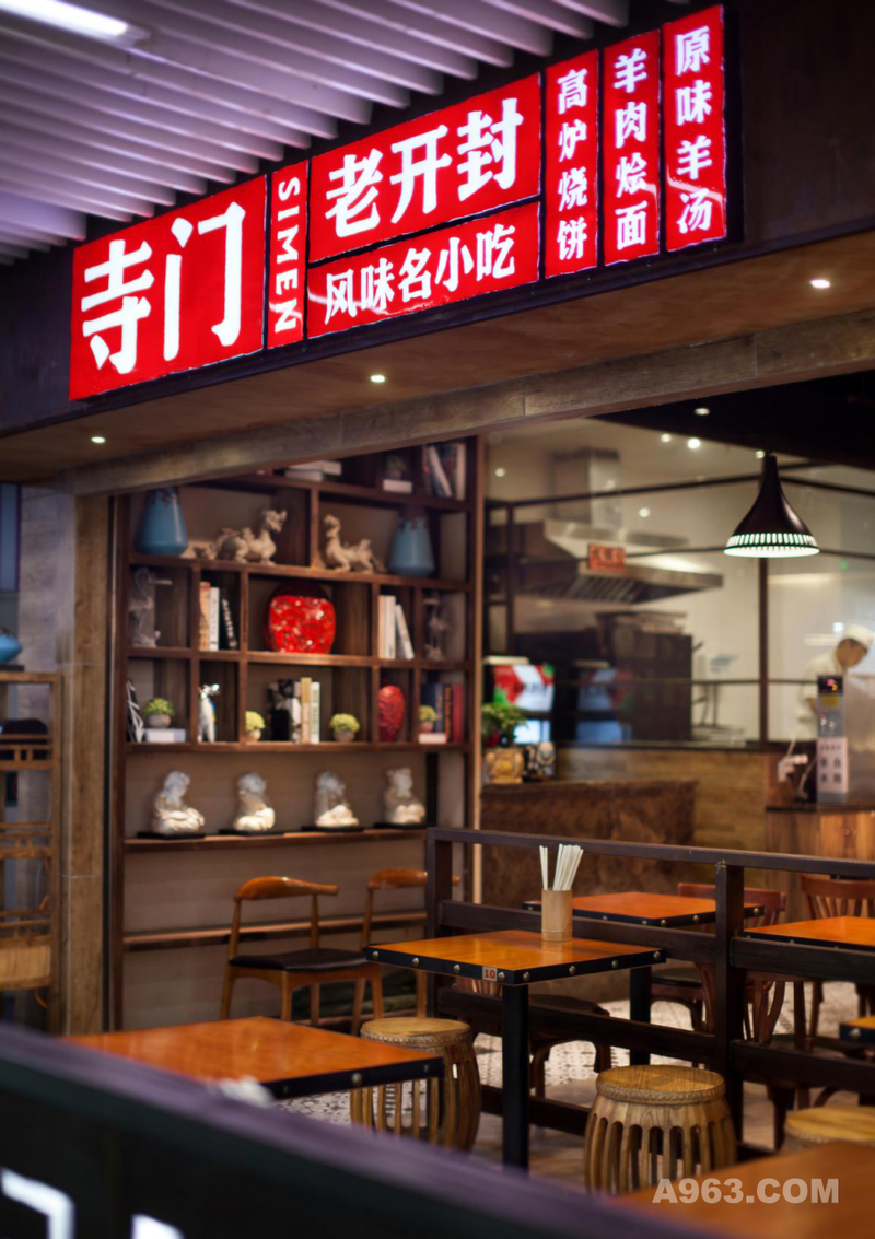 本案餐厅分为三个主餐区，分别为正门餐区、边门餐区、外围餐区。餐厅门牌以传统中国红作为背景，采用拼接方式，将品牌名与主打美食排列在一起，和谐且显眼，让人们第一眼便得知餐厅特色。