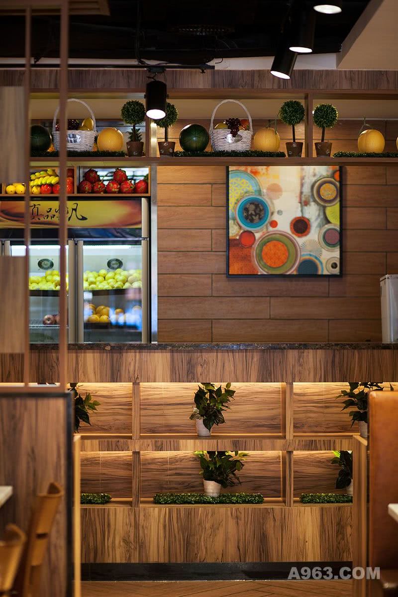 水果、绿植摆饰不仅为餐厅带来了更多和谐的色彩，同时，也起到了挑逗食客味蕾的作用。