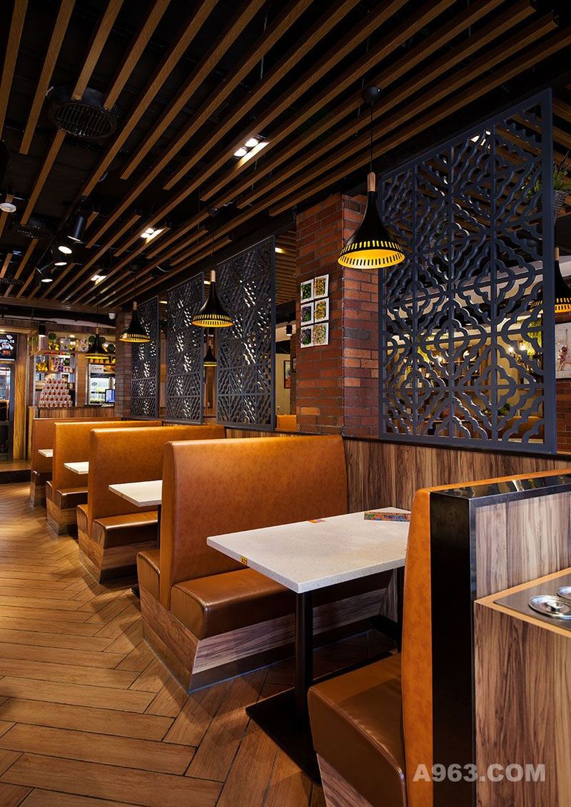 回到中央区域，整个餐厅的绿色生态是让人最为印象深刻的感觉，各屏风间的用餐区形成相互借景的气势，形成空间互动。