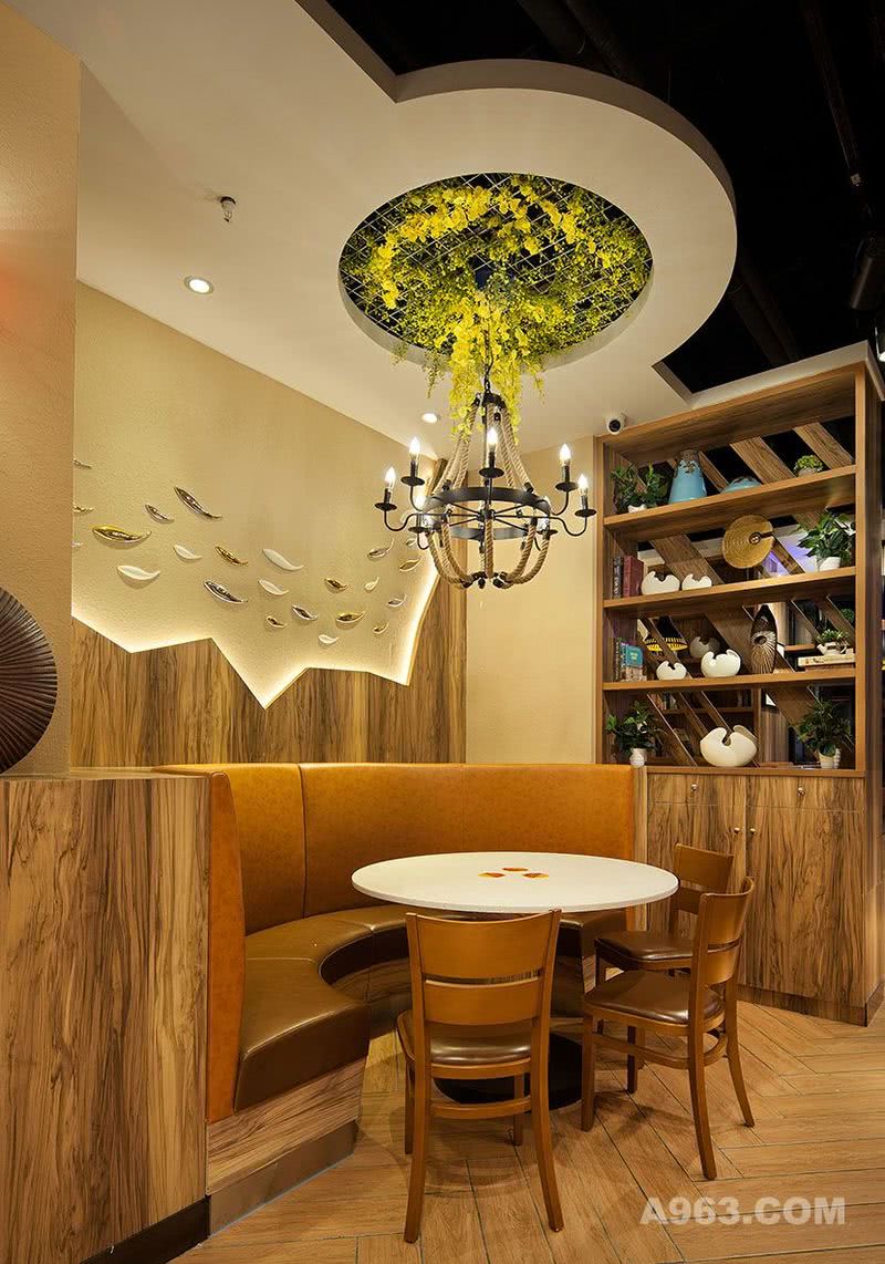 孤行卡座的设计可以适用于多人聚餐，有利于增加餐厅容纳性。