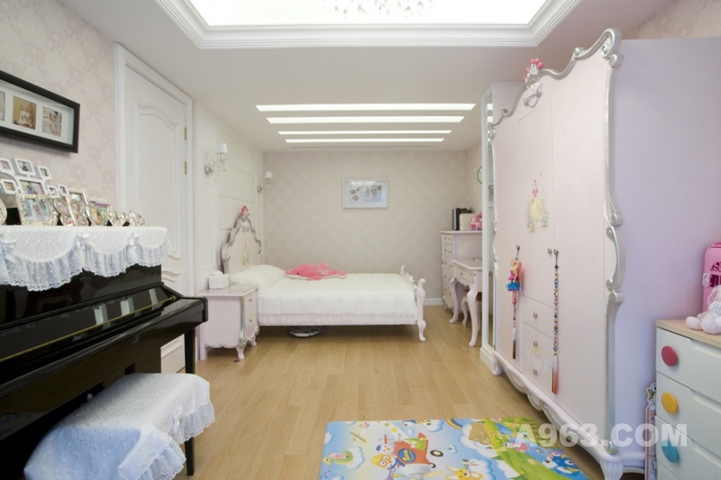 儿童房
二层原挑空部分改造成公主房，不变的粉色调演绎丰富的童年生活。