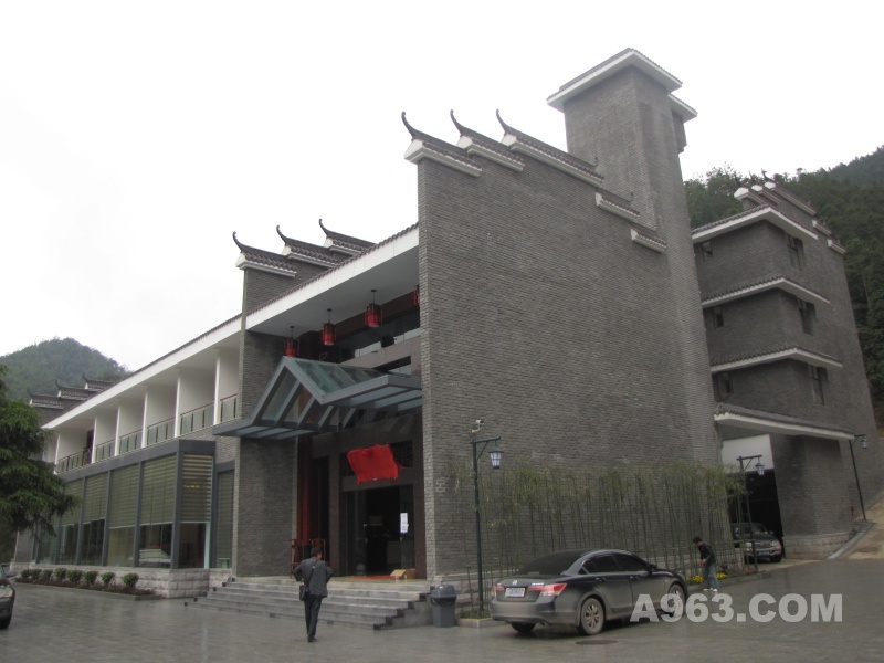 外观
阳明山阆苑酒店位于中国国家级自然保护区、国家AAA级旅游区阳明山，建筑
面积15000平方米，集会议培训和旅游接待休闲于一体的酒店。
