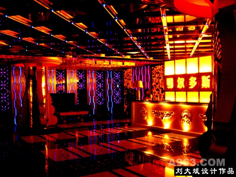 夜总会大厅1
鄂尔多斯国际会馆位于中国最富有的城市：内蒙古草原上的明珠鄂尔多斯市，该会馆建筑面积16000平方米，集一层为大型恒温室内游泳池、桑拿、西餐、健身、SPA会所，茶艺，二层为顶级娱乐夜总会的大型综合会馆，是鄂尔多斯顶级的娱乐休闲会馆。