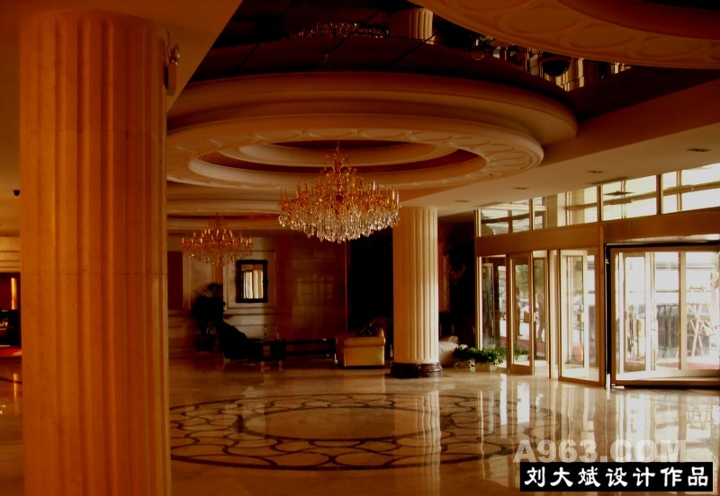 一层入口大堂
鄂尔多斯国际会馆位于中国最富有的城市：内蒙古草原上的明珠鄂尔多斯市，该会馆建筑面积16000平方米，集一层为大型恒温室内游泳池、桑拿、西餐、健身、SPA会所，茶艺，二层为顶级娱乐夜总会的大型综合会馆，是鄂尔多斯顶级的娱乐休闲会馆。