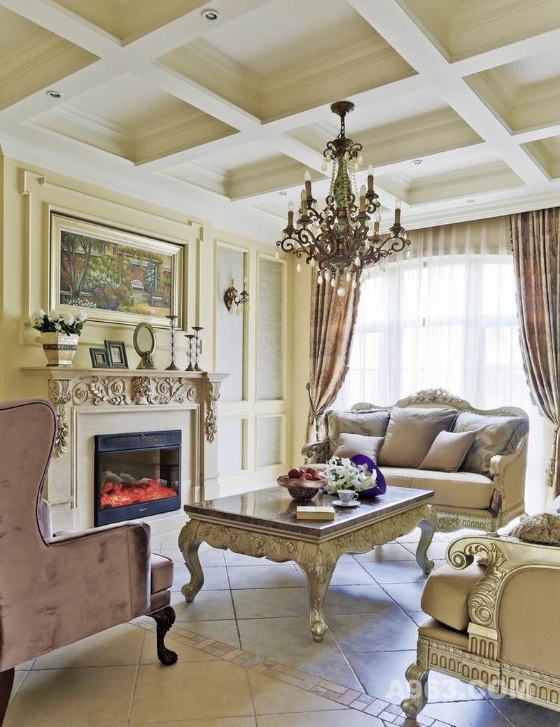客厅
优雅的现代欧式格调，地面彩砖拼花取代地毯。