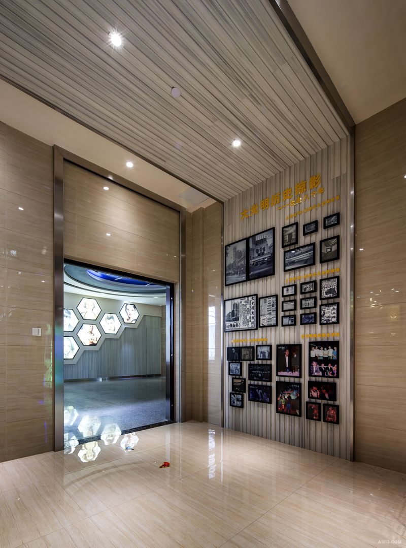 从电梯厅过度到候场大厅的转换空间，适当的衍生品也能起到装饰作用，同时加入大光明影院的历史，让影院更具人文气质