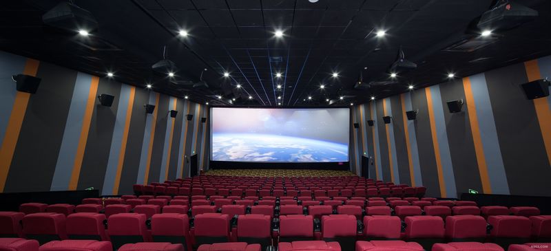 这个是整个影院最大的影厅，采用了最先进的放映机，并配备的当下最高级别的音响系统-临境音系统，保证大众的消费更接地气的同时，视听享受更加饱满