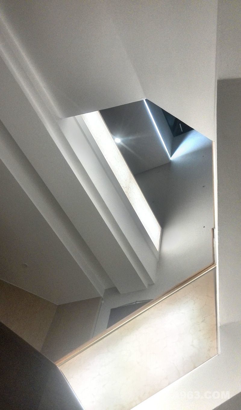 楼梯扶手的设计，巧妙的隐藏了灯光，在夜间兼顾了照明作用