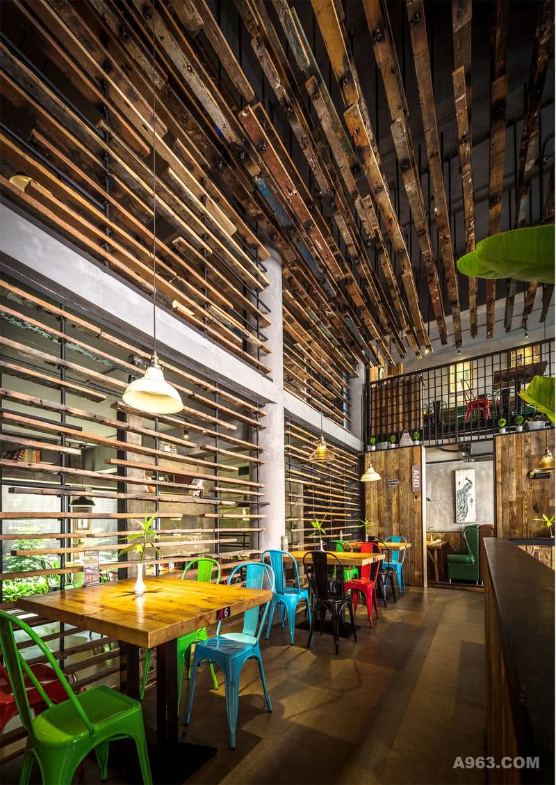 	木条是餐厅的一大设计元素，为了遮盖天花的原始模样，错落有致的吊挂着，显露出来的都是原始的美感。
