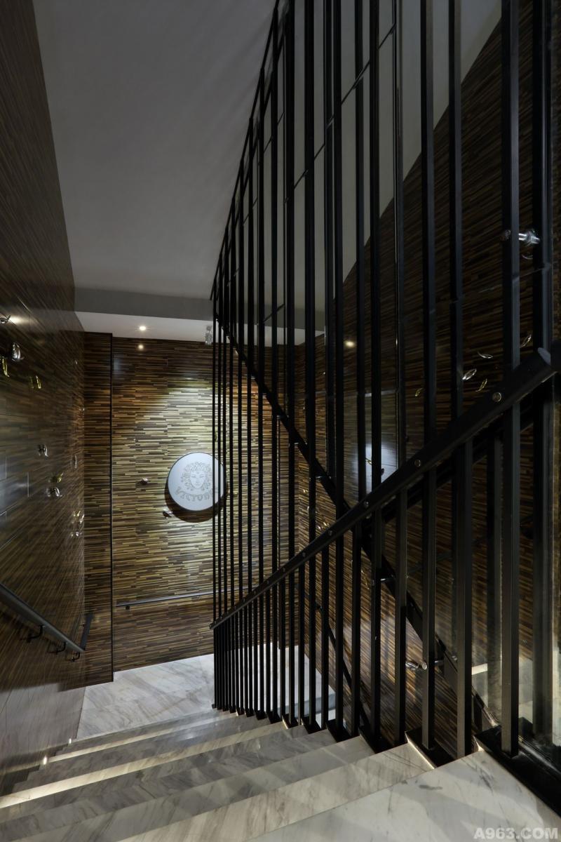 楼梯间-E：设计师大胆的将整面墙用纹理夸张的木地板饰面，时尚与艺术并融，再同样以镜面反射的原理将整个空间放大。同时材料对比的美感，被表现的淋漓尽致。