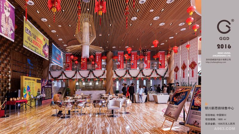 梁峰先生提取中国紫禁城红色为点缀，配以精美的灯具、特具民主特色的地毯，给空间带来不一样的活力。