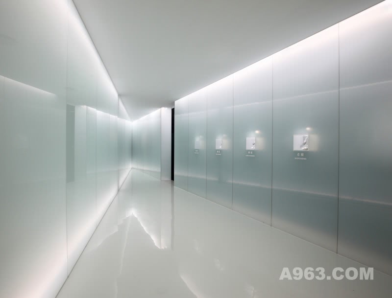 小展厅一层
这是展示LED光源产品的展厅，镶嵌在玻璃墙壁内，像是冰壁一般的晶莹剔透。