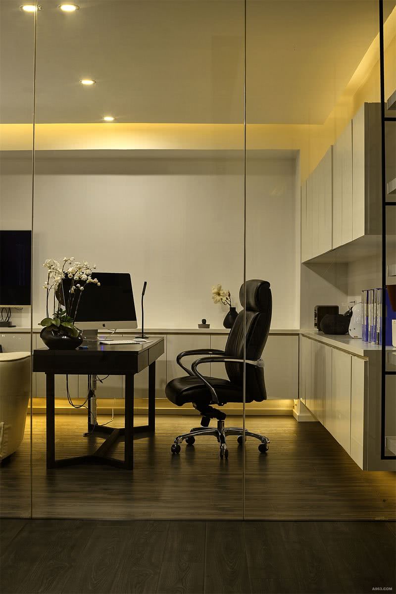在这套办公室设计风格当中，以现代简约的白色调为主色，棕木色地板强化了空间的明度对比和张力，高调简洁的色调和扁平化的设计风格营造出一个纯粹、干净的国际化办公空间氛围。