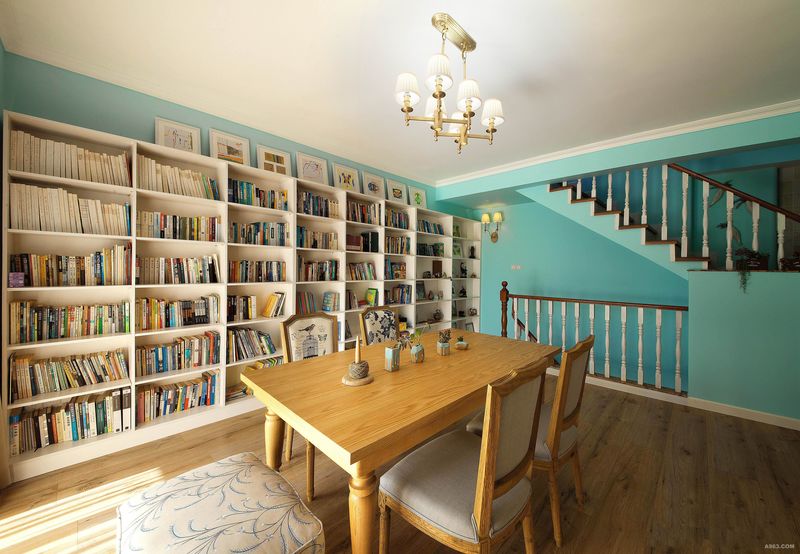 位于楼道的隔层空间，被设计成一个开放性的书房，书墙色彩，缓慢而平稳的过渡了层上层下的空间，简单的一组座椅，勾勒出了一处精致而实用的阅读环境，而融合五颜六色的书籍巧妙的调剂了整体色系。