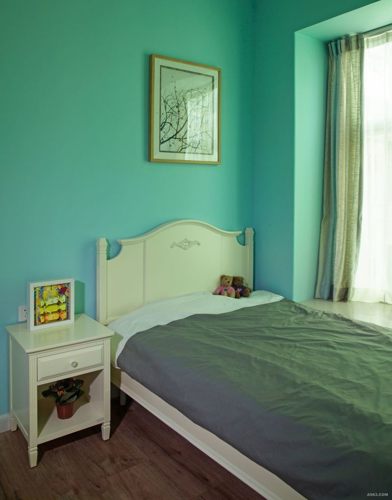 蓝色的墙面加之飘窗的灵动，为卧室区域提供了舒服与情怀，而纱帘精致的质感让空间散发优雅浪漫的味道，画饰的轻巧点缀也是处处透露主人温馨而浪漫的情怀。