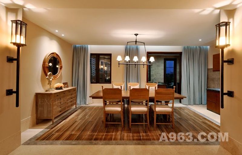 客厅
八角明灯的浮光掠影里，抽象纹理的地毯从精致明晰的现代生活中剥离出纯朴传奇的悠悠古韵，呼应着布艺沙发的悠远绵长。