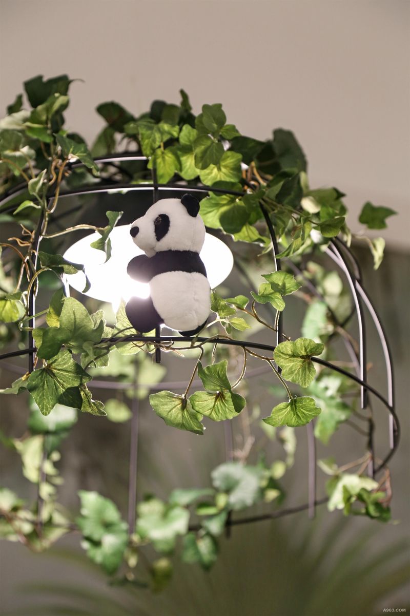 熊猫休闲馆
黑白灰的经典用色搭配，让整个空间更加有层次感，随处可见的植被撩动心弦。在这样的场景，还不快快抱起熊猫宝宝来张美美的自拍吧!