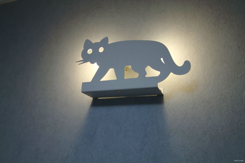 小猫壁灯——治疗室的必备品，以喜闻乐见的形式加深客人对店面名称“咪咪”的印象，起到看似不经意的宣传效果