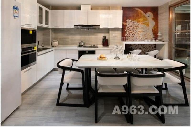 为满足居住者多样的高品质空间功能需求，用餐、烹饪、吧台多功能一体设计，将空间利用至极致，实用且便利。
