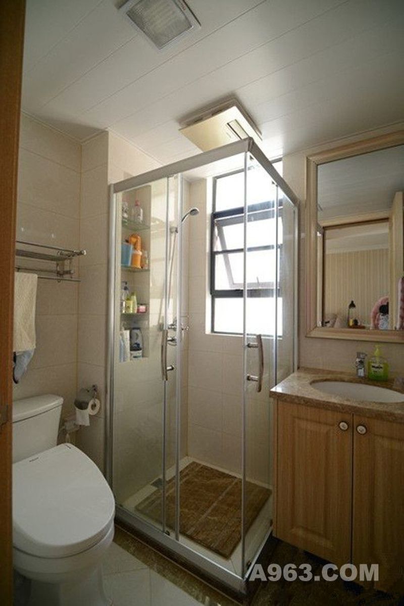
　　卫生间区域：干湿分区的卫生间，很喜欢大大的镜子，和浴室墙壁上可以放好多八多东西的隔间。最舒适的就是暖浴快和智能马桶盖，不再赘述了。
